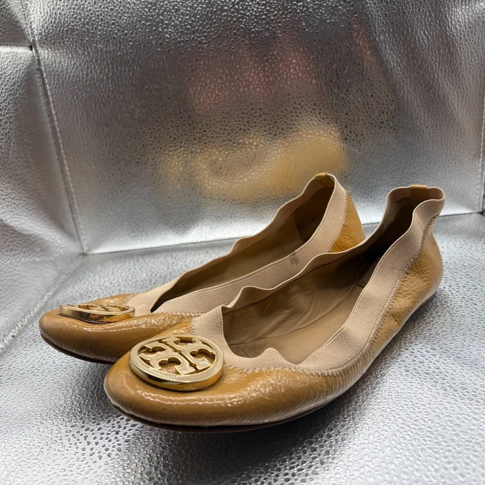 Size 7 M Tory Burch Caroline Tan Womens Gold Logo Patent Leather‎ Ballet Flats